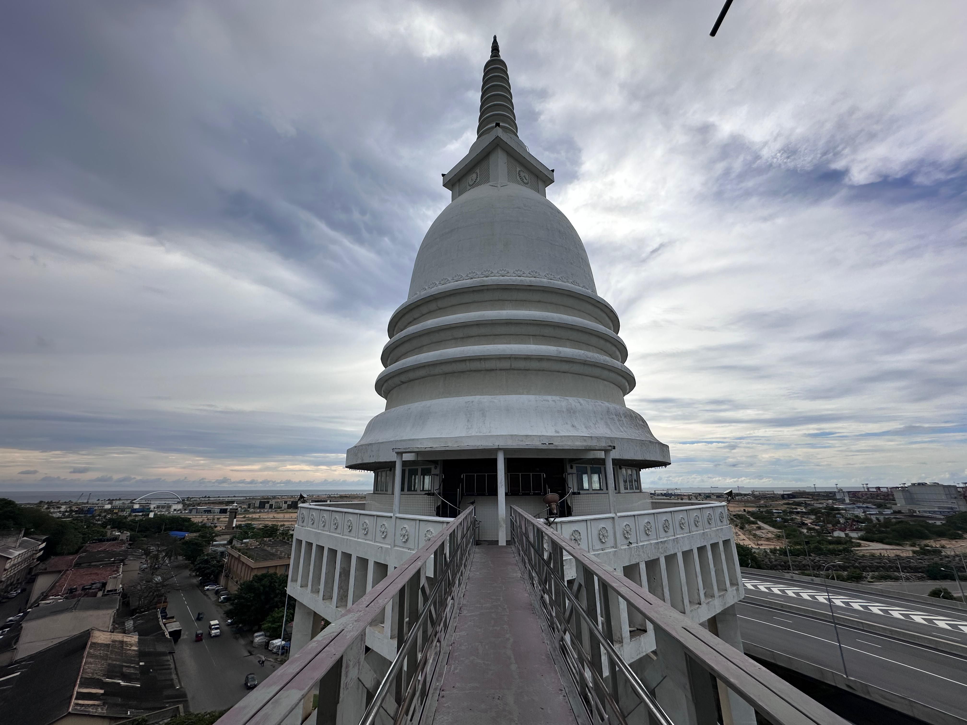 Ступа Sambodhi Pagoda Temple наверху